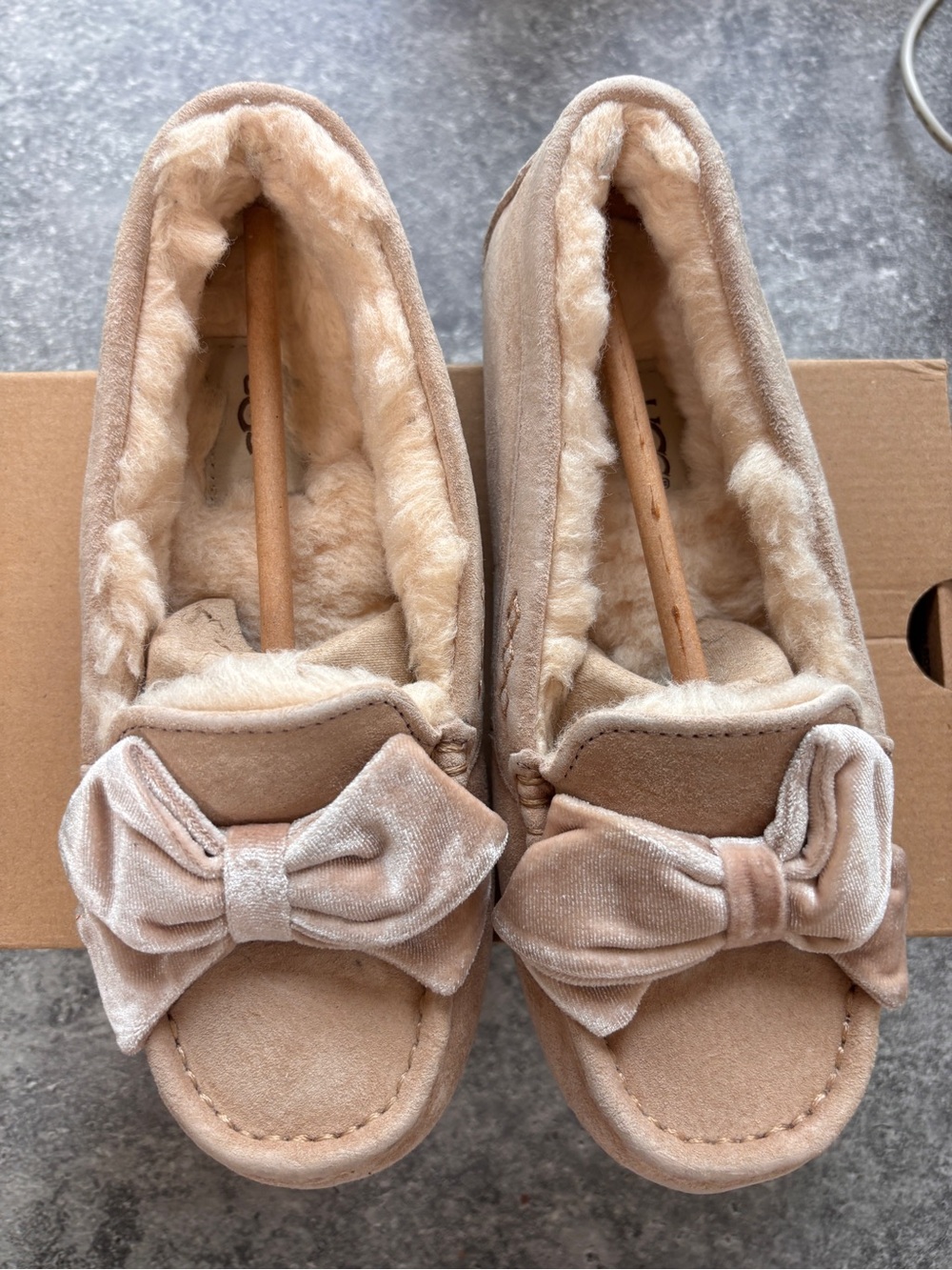 UGG Plush Bow Women's UGG - Beige